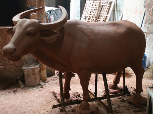 仿铜玻璃钢动物(wù)牛雕塑