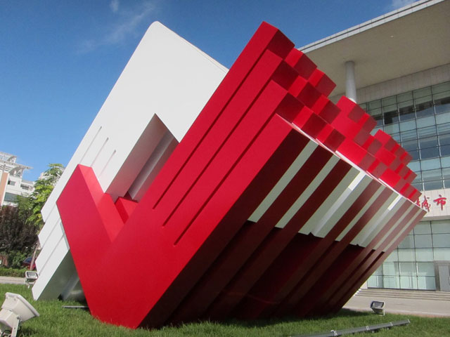 红白線(xiàn)条抽象城市雕塑