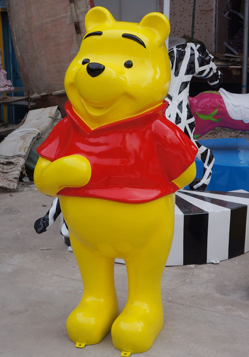 玻璃钢动漫小(xiǎo)熊雕塑