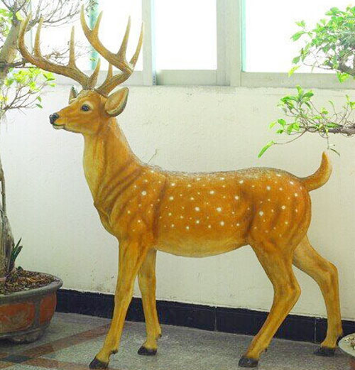 景區(qū)玻璃钢仿真梅花(huā)鹿雕塑