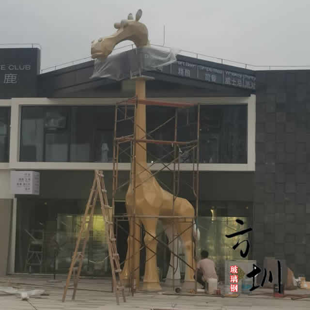 大型玻璃钢发光長(cháng)颈鹿雕塑