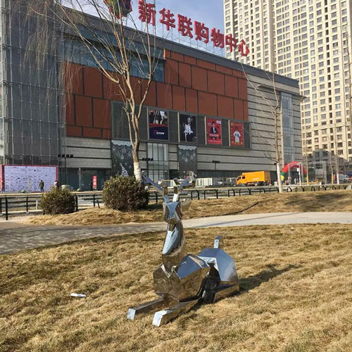 新(xīn)华联不锈钢鹿雕塑