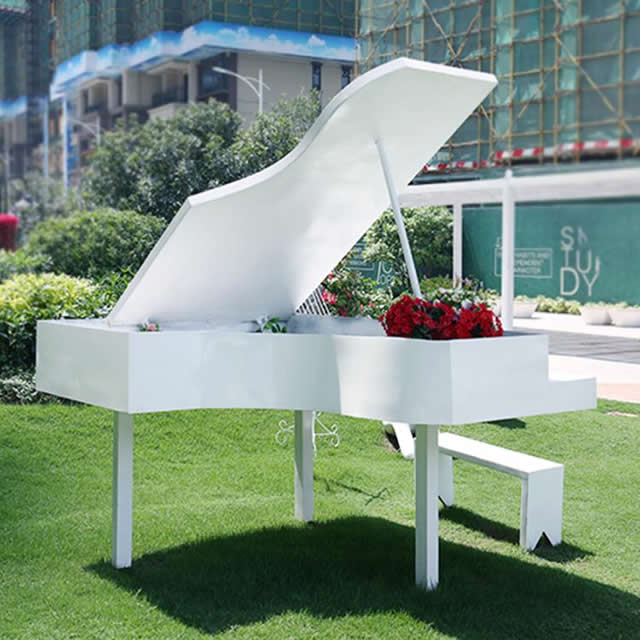 城市物(wù)业小(xiǎo)區(qū)玻璃钢钢琴雕塑
