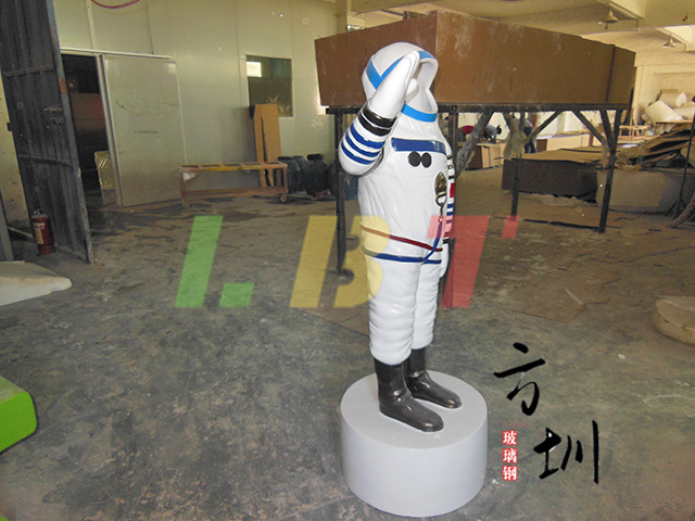 玻璃钢人物(wù)拍照打卡航天服雕塑