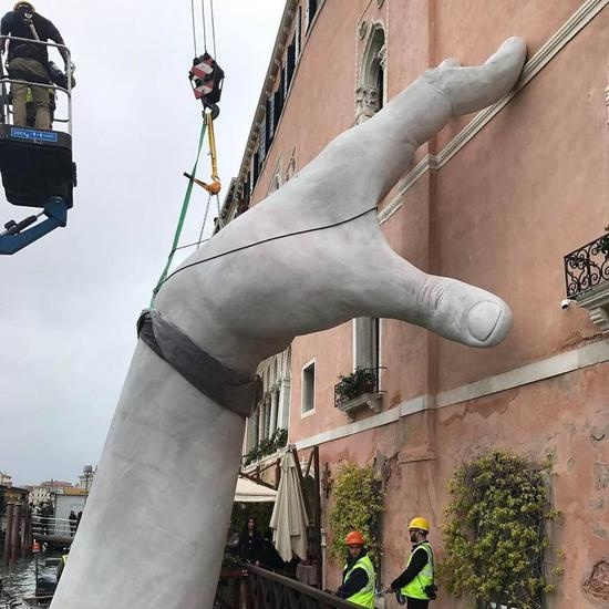 威尼斯河道建巨手雕塑呼吁环保却被网友吐槽