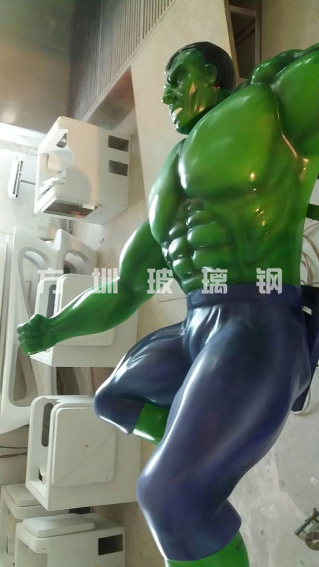 深圳石岩装饰公司在方圳定制的玻璃钢绿色巨人雕塑