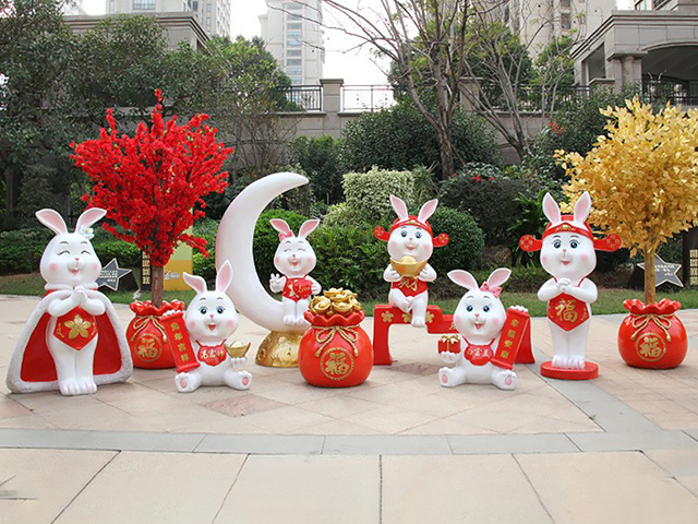 2023年兔年玻璃鋼卡通恭賀新(xīn)春雕塑